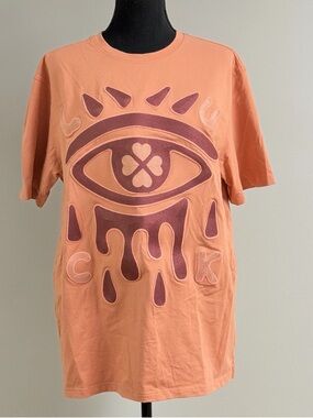 Roku Studio “Lucky Eye” Tear Drip Tee Mens Peach Coral Embroidered Size Large